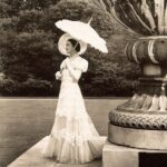 L'épouse du roi George VI photographiée par Cecil Beaton dans les jardins du palais de Buckingham, en 1939.