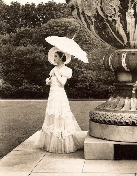 L'épouse du roi George VI photographiée par Cecil Beaton dans les jardins du palais de Buckingham, en 1939.