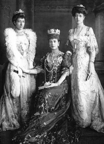 La reine Alexandra entourée de ses filles, les princesses Louise (à droite) et Victoria, en 1905.