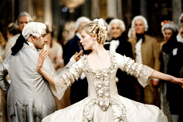 Marie-Antoinette et Louis XVI, incarnés par Kirsten Dunst et Jason Schwartzman, dans le film Marie-Antoinette de Sofia Coppola, en 2006.